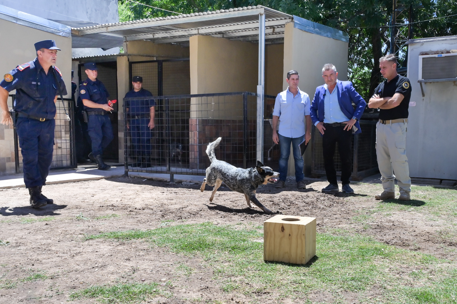 Inauguraron nuevos caniles en la División de Bomberos Zapadores
